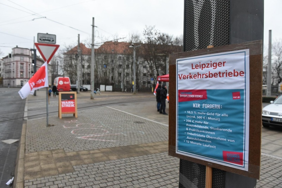 Auch an der Angerbrücke wurde über die Forderungen der Mitarbeiter der Leipziger Verkehrsbetriebe informiert