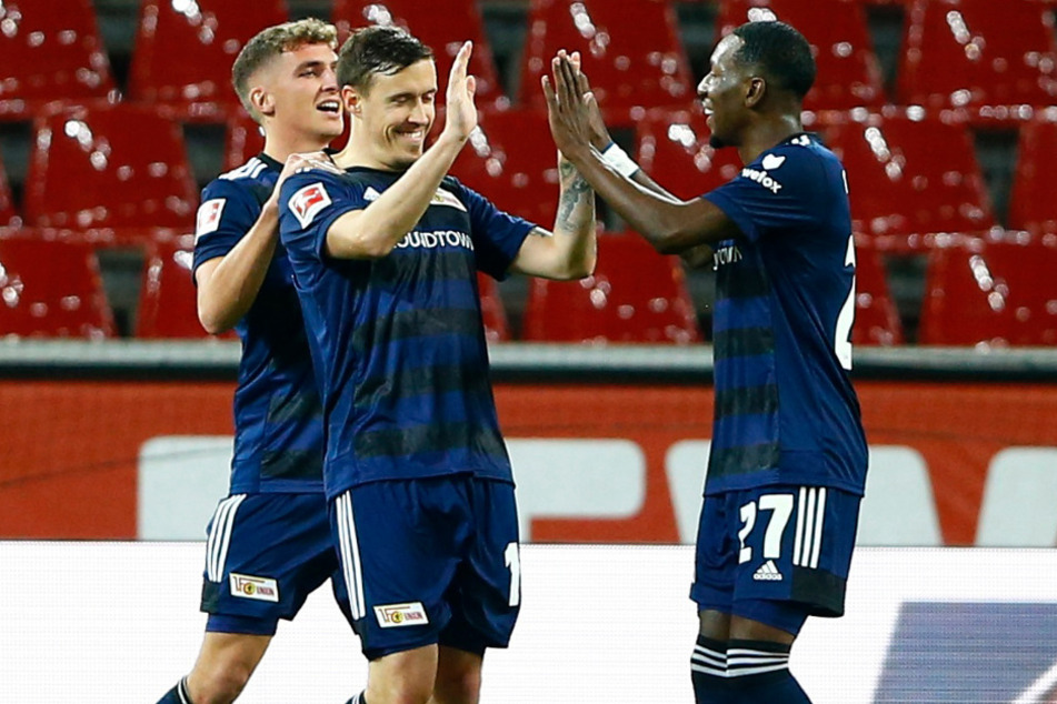 Unions Max Kruse (M.) bejubelt sein Tor zum 1:2 mit Sheraldo Becker (r.) und Grischa Prömel..