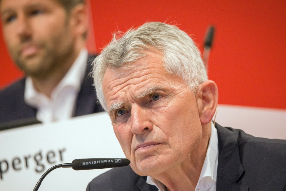 Wolfgang Dietrich bei der außerordentlichen Mitgliederversammlung 2019 am Mikro. Danach trat er als Präsident zurück.