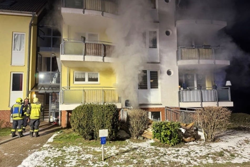 In der Erdgeschosswohnung stieß die Feuerwehr auf eine verstorbene Person.