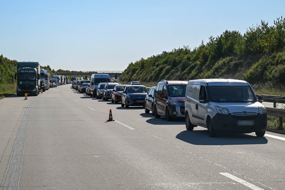 Die Autobahn wurde mehrere Stunden gesperrt, es bildete sich ein langer Stau.