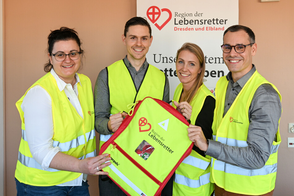 Katrin Fritzsche (43, v.l.), Marcel Damme (32), Maria Bremen (36) und Yacin Keller (38) sind auf den letzten Metern, die Lebensretter-App auch in Dresden an den Start zu bringen.