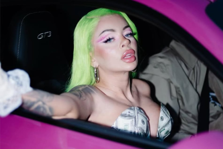 In ihrem neuen Song "Reiche Tante" stellt Krasavice klar, dass kein Kindersitz in ihren Mercedes kommt.