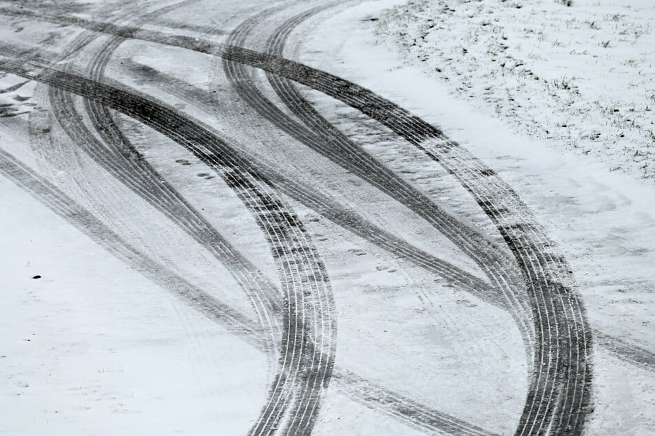 Auf den Straßen in Hessen kommt es zu Unfällen. (Symbolfoto)
