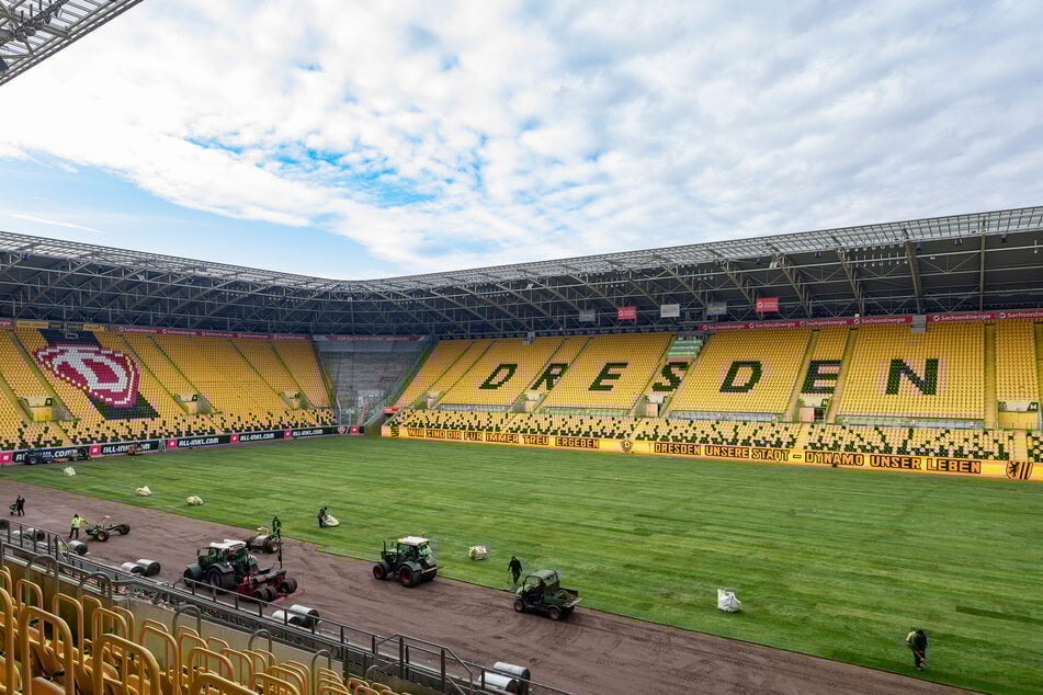 Nach dem Winter Game im Eishockey wurde seit Donnerstag der neue Rasen verlegt. Ausverkauft ist das Stadion heute nicht.