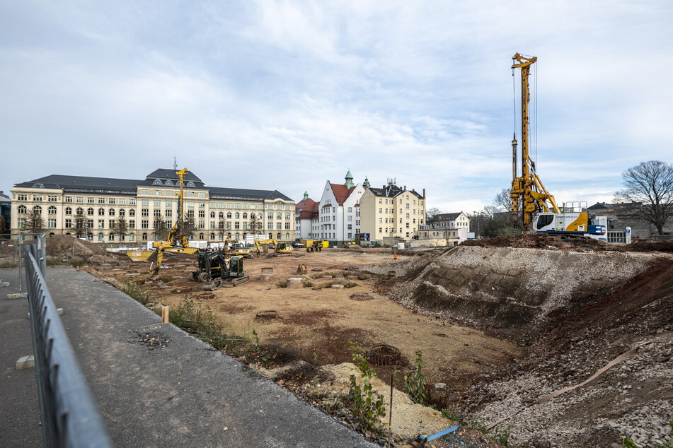 Auf der Baustelle der neuen Oberschule auf dem Hartmannplatz lief bis April alles rund - dann wurde eine Bombe gefunden.