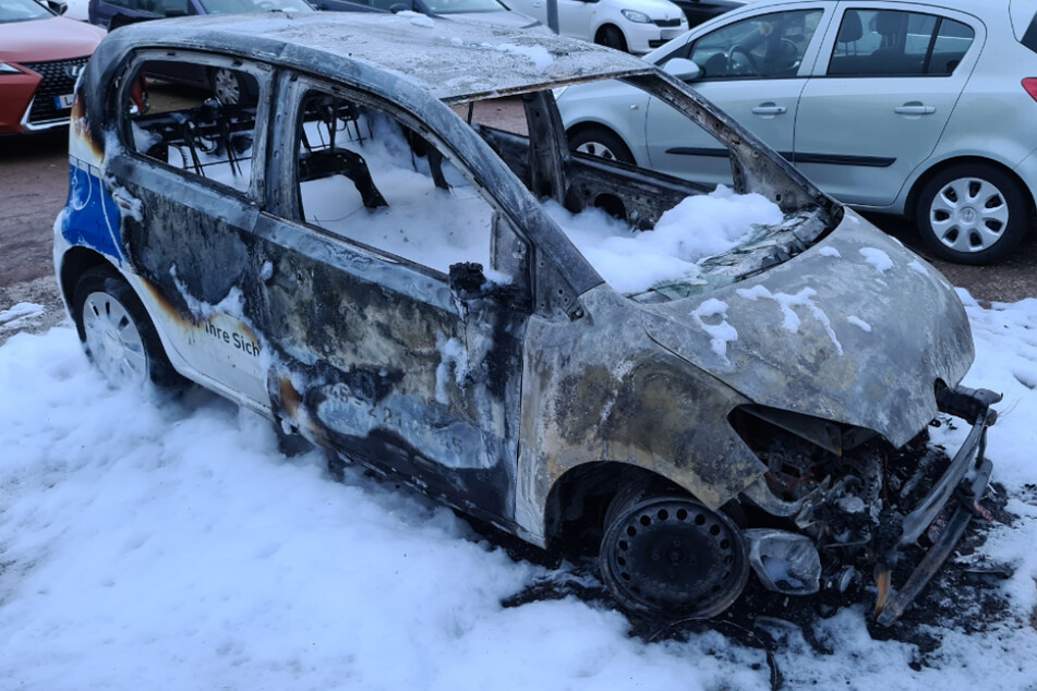 Mitten in der Nacht: Mehrere Ordnungsamts-Autos brennen