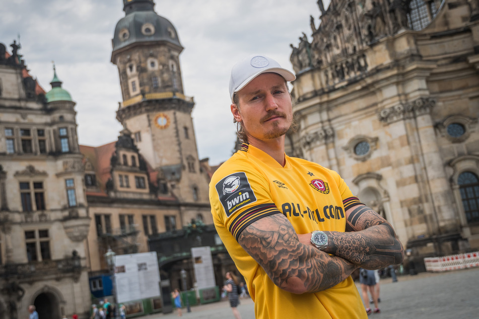 Lässig mit weißem Cap auf dem Kopf kam Manuel Schäffler (33) in Dresden an. Am Donnerstagnachmittag wird er ins Training einsteigen.