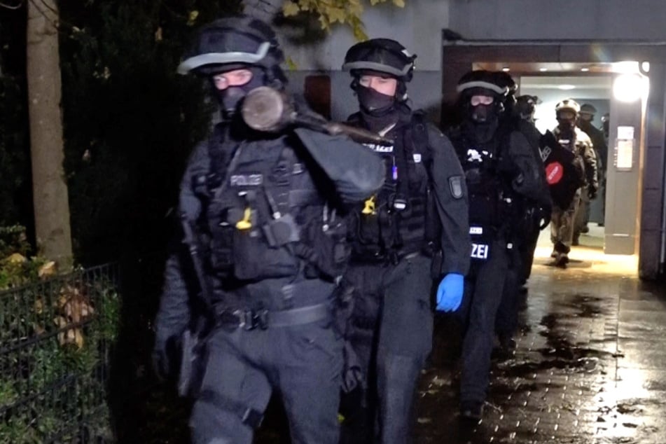 Die Beamten stürmten auf der Suche nach einem bewaffneten Teenager eine Wohnung, trafen die Zielperson allerdings nicht an.