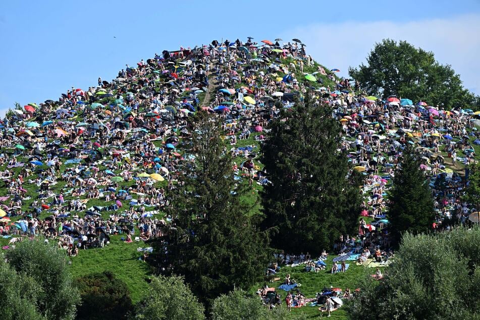 Bereits Stunden vor dem Konzert war der Olympiaberg bei den Konzerten von Taylor Swift rappelvoll.