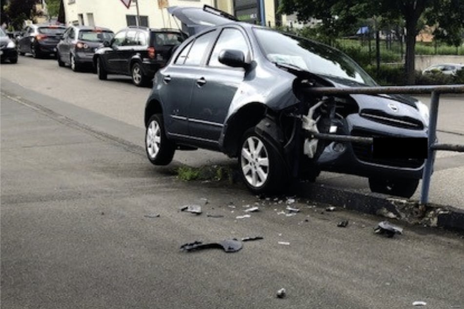 Geländer bohrt sich in Kleinwagen: Verletzte Fahrerin muss aus Auto befreit werden