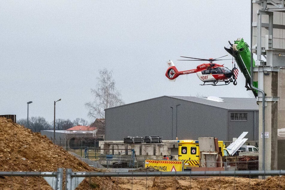 Rettungseinsatz bei Betonwerk: Mitarbeiter nach Arbeitsunfall verletzt