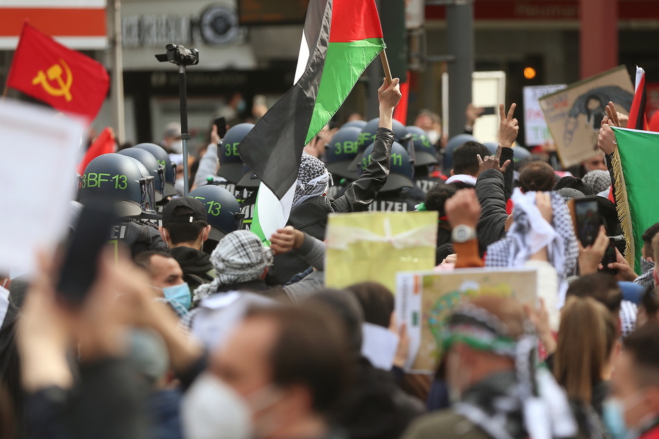 In Köln musste eine Demonstration vorzeitig beendet werden, weil mehr als doppelt so viele Menschen gekommen waren wie ursprünglich angemeldet.