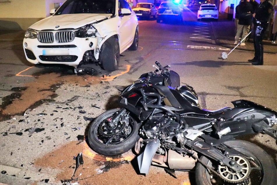 BMW kracht mit Kawasaki zusammen: Teenager gegen Transporter geschleudert