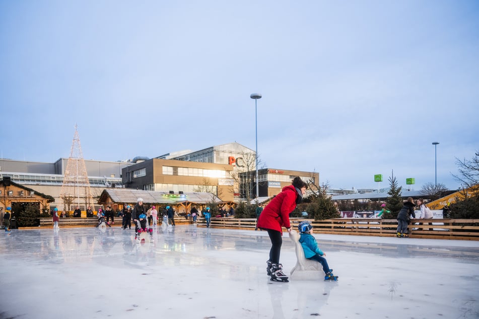 Unter anderem auf einer Eisbahn könnt Ihr Euch austoben.