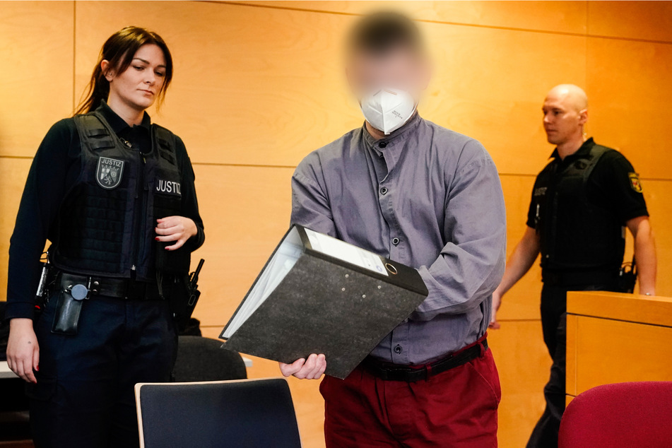 Der Polizistenmörder Andreas S. (40, M.) muss sich derzeit wegen Jagdwilderei vor dem Landgericht Saarbrücken verantworten. (Archivfoto)