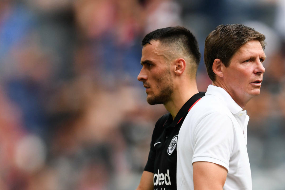 Eintracht Frankfurts Trainer Oliver Glasner (47, r.) will nach der Länderspielpause das Gespräch mit Filip Kostic (28) suchen.