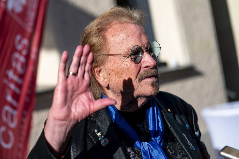 Frank Zander (83) musste sich von seiner Gans Erna verabschieden, die auf einem Hof in Kremmen der Vogelgrippe zum Opfer gefallen ist. (Archivfoto)