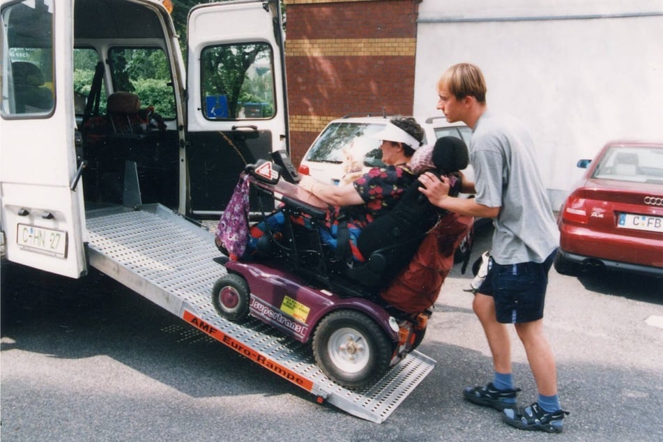 In den 1990er-Jahren: Ein ehemaliger Zivildienstleistender holt eine körperlich beeinträchtigte Frau von einem Arztbesuch ab.