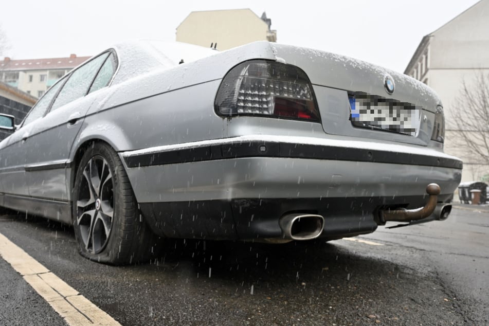 Platte Reifen am BMW in der Turnstraße. Ein Anwohner berichtete, dass der Wagen mindestens vier Monate dort stand.