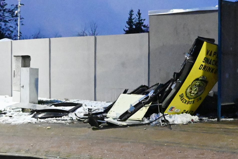 Automatensprenger richten heftigen Schaden an: Polizei sucht Zeugen