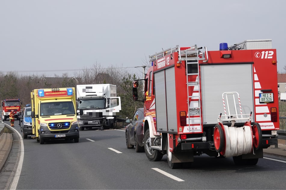 Einsatzkräfte nehmen Bergungsmaßnahmen am Unfallort vor.