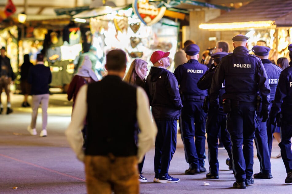 Am Mittwochabend war deutlich weniger auf der Wiesn los, als man es kennt. Dafür zeigte die Polizei viel Präsenz.