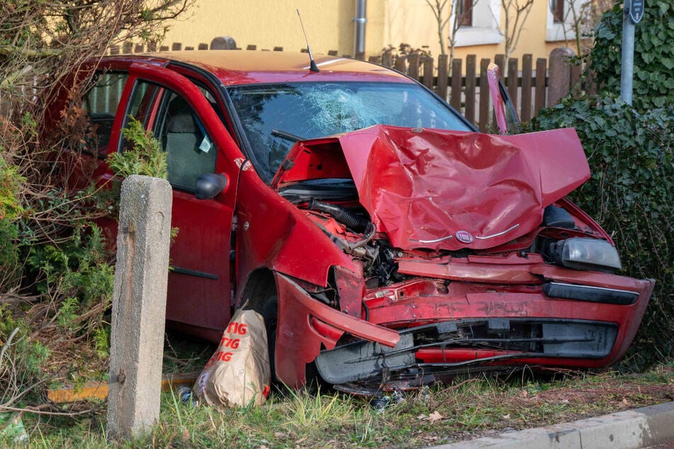 Der Fiat landete nach dem Zusammenstoß in einer Hecke.
