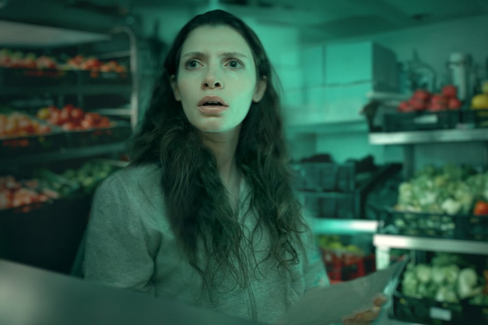 Nachgestellte XY-Szene: Als Anke im Kühlraum ist, hört sie Geräusche.