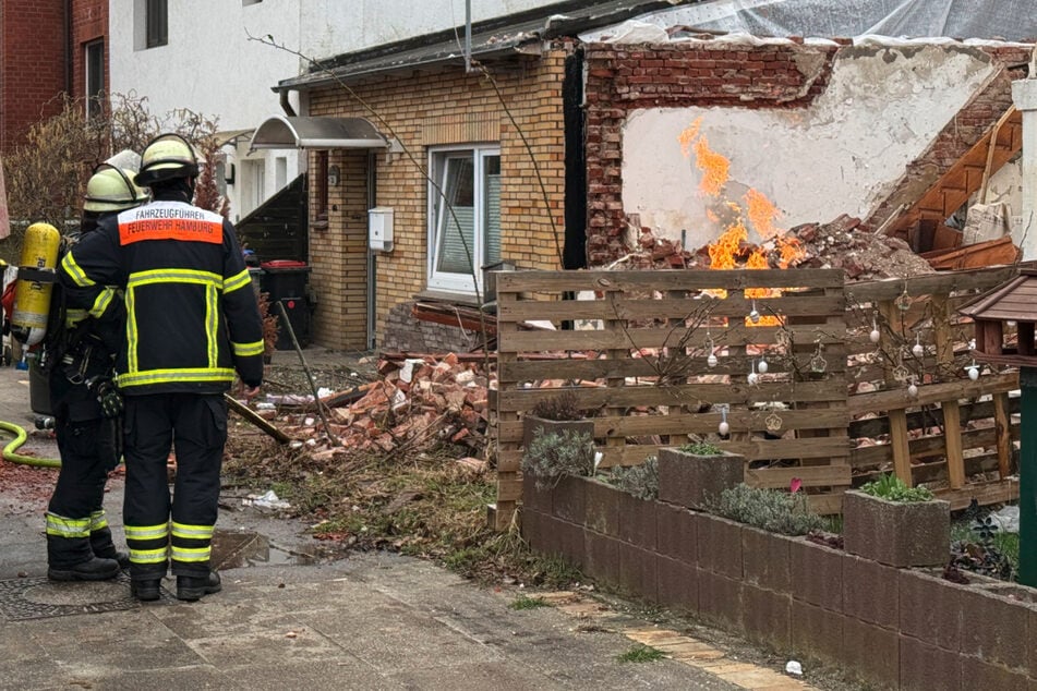 Hamburg: Gasleitung beschädigt und in Flammen: Feuerwehr evakuiert Umgebung