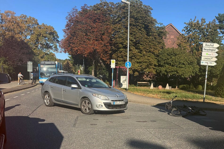 Der Autofahrer übersah die Radfahrerin beim Abbiegen.