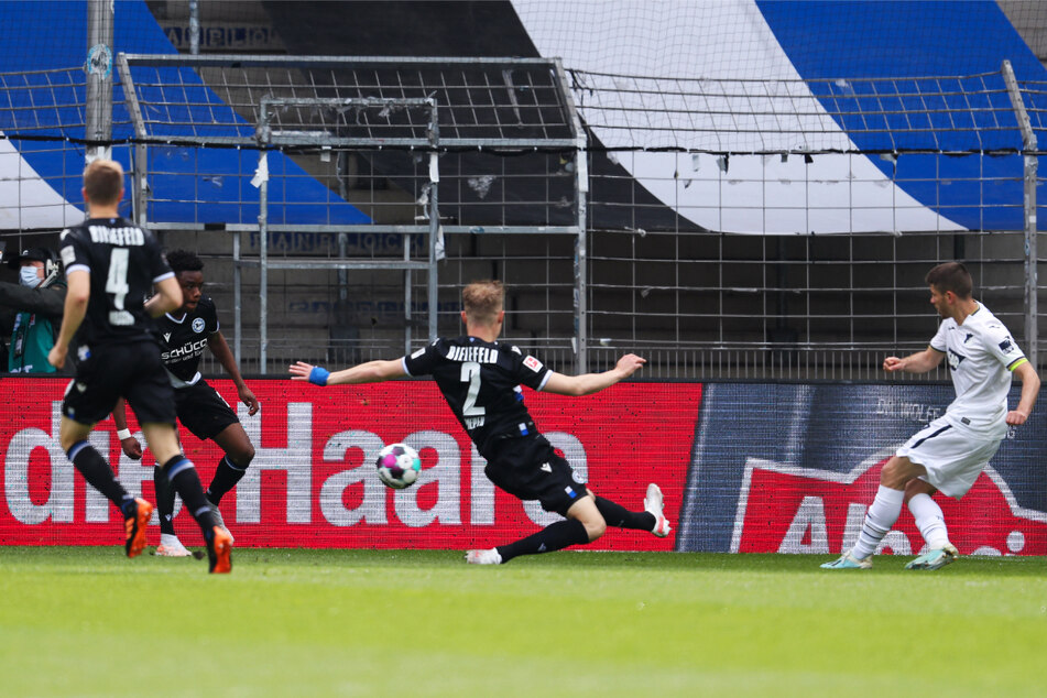 Das erste Tor des Nachmittags: Andrej Kramaric (r.) bringt die TSG 1899 Hoffenheim mit 1:0 bei Arminia Bielefeld in Führung. Mittlerweile steht es 1:1.