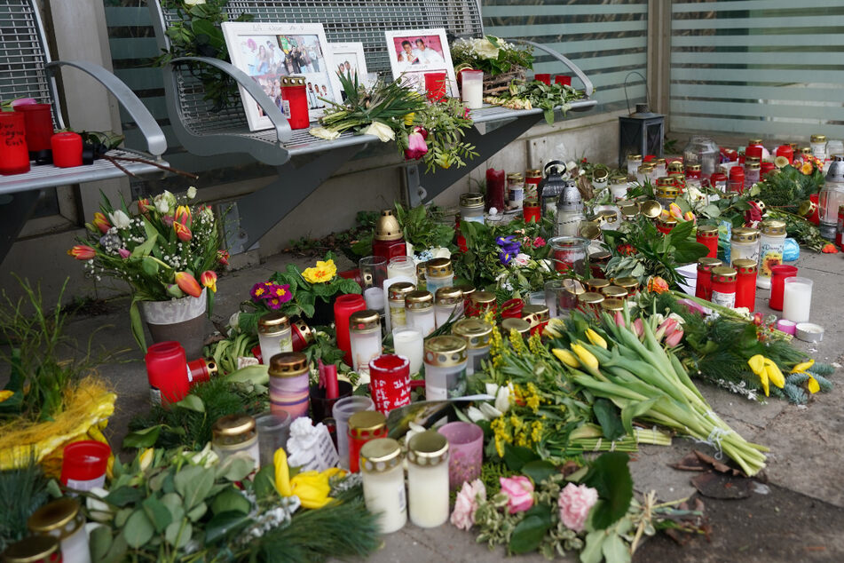 Kerzen und Blumen am Bahnhof Brokstedt: Bei einer Messerattacke in einem Regionalzug waren im Januar zwei junge Menschen getötet und fünf verletzt worden.