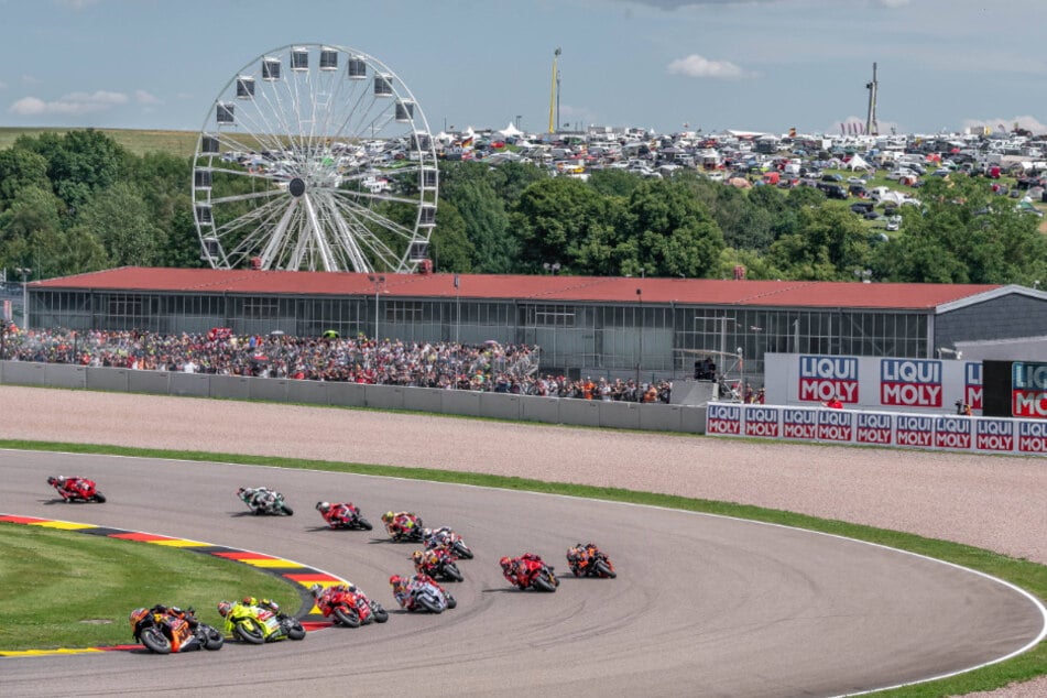 MotoGP auf dem Sachsenring heißt immer auch Volksfeststimmung auf dem Ankerberg.