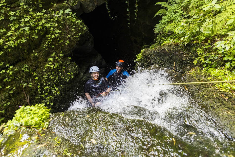 Mühlenguide Wido Woicik (63) und TAG24-Reporterin Pia Lucchesi (52) beim Abseilen im Mini-Canyon.