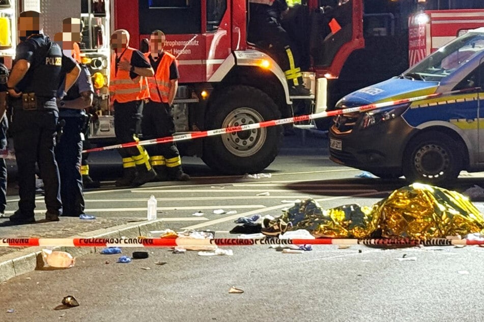 Bei dem Unfall auf der Mainzer Landstraße in Frankfurt starben 23-jährige Zwillingsbrüder. Ein 27-Jähriger wurde schwer verletzt.