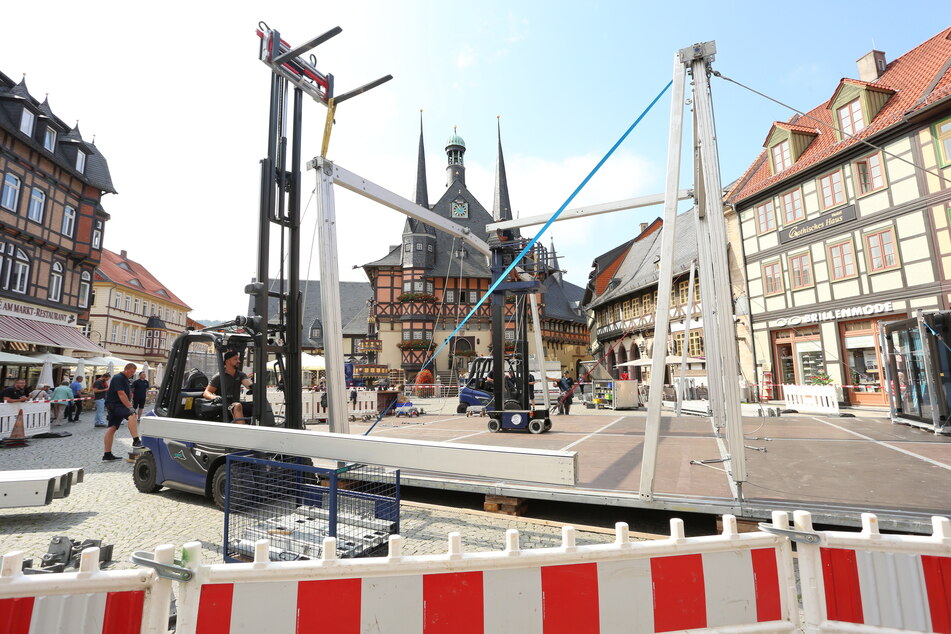 Zuvor musste der gläserne Kasten aber aufgebaut werden, in dem die Kandidaten vor die Jury traten.