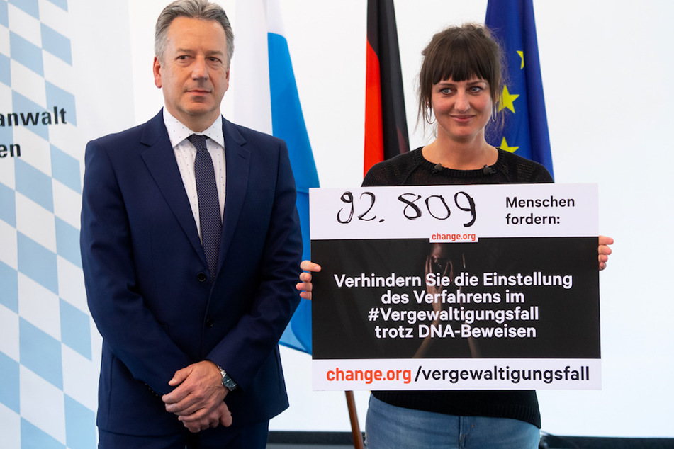 Nina Fuchs (r), Petitionsstarterin, übergibt Thomas Weith, Oberstaatsanwalt, in der Generalstaatsanwaltschaft 92 809 Unterschriften für eine Petition.
