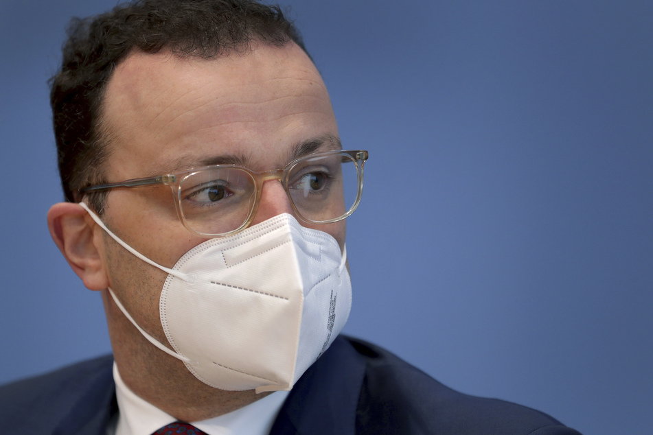 Bundesgesundheitsminister Jens Spahn (CDU) trägt vor der Pressekonferenz eine FFP2 Maske.