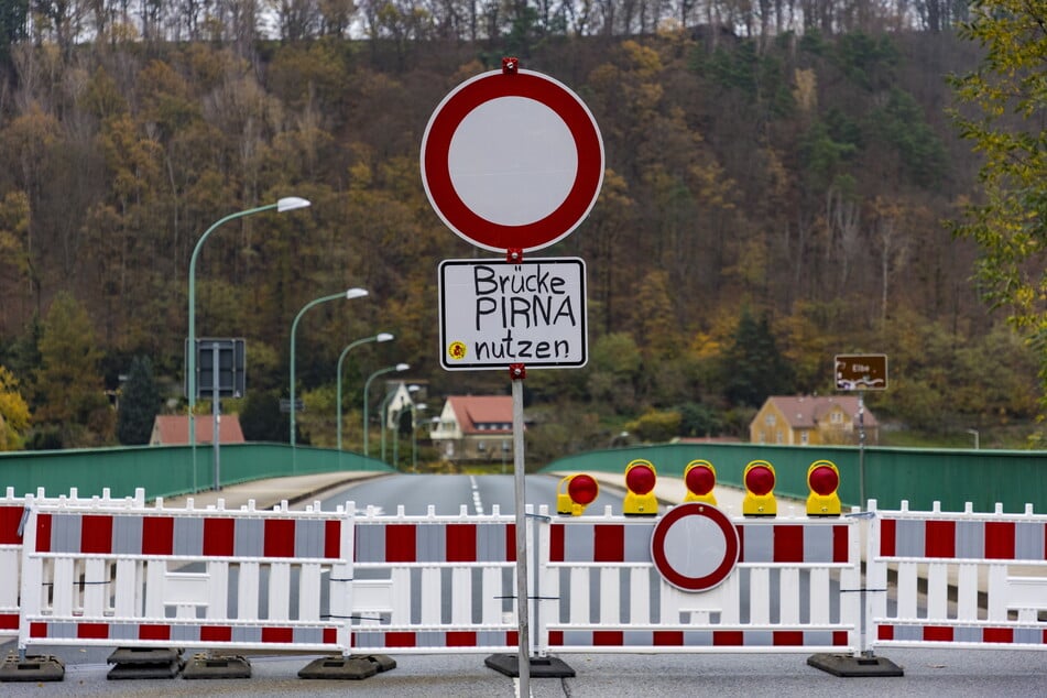 Die Elbe kann nur noch über die Pirnaer Brücke überquert werden.