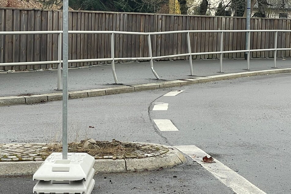 Ein Renault-Fahrer (29) hat am Samstagabend in Schwarzenberg ein Verkehrsschild umgerammt. Außerdem ist er gegen zwei Autos und das Geländer gefahren.