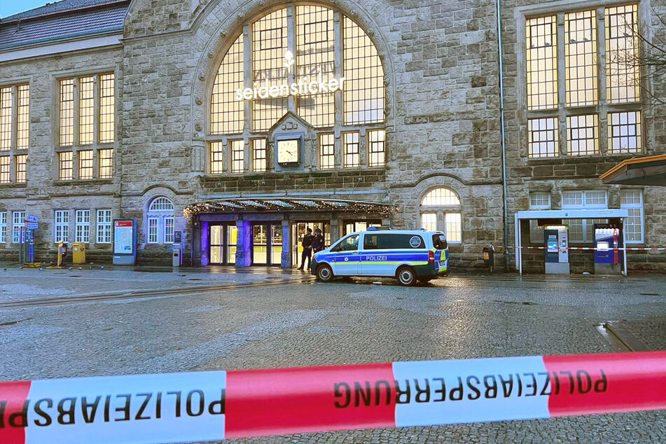 Einsätzkräfte der Polizei stehen vor dem Bielefelder Hauptbahnhof.