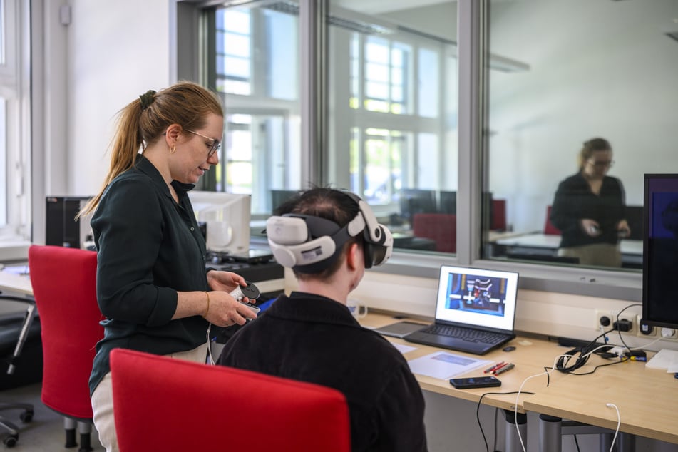 Die wissenschaftliche Mitarbeiterin Selina Palige (31) erklärt, wie die Controller funktionieren.