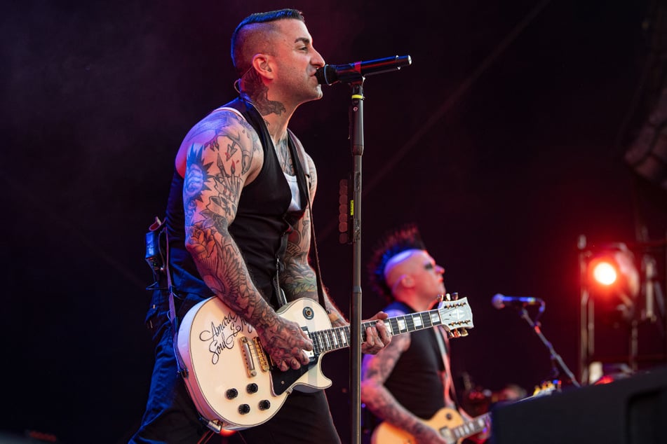 Broilers-Frontmann Sammy Amara (47) ist mit seiner Band und "vollen Akkus" zurück.