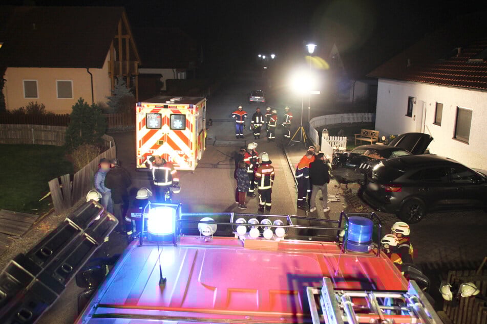 Der Mustang fuhr zuerst rückwärts in das Nachbarhaus (l.) und dann vorwärts in den eigenen Vorgarten (r.).