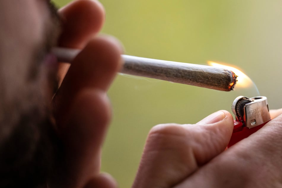 Einen Joint rauchen ist eine der bekanntesten Formen des Cannabis-Konsums - in Frankfurt sollen registrierte Probanden im Rahmen einer Studie legal Zugang zu der Droge erhalten.