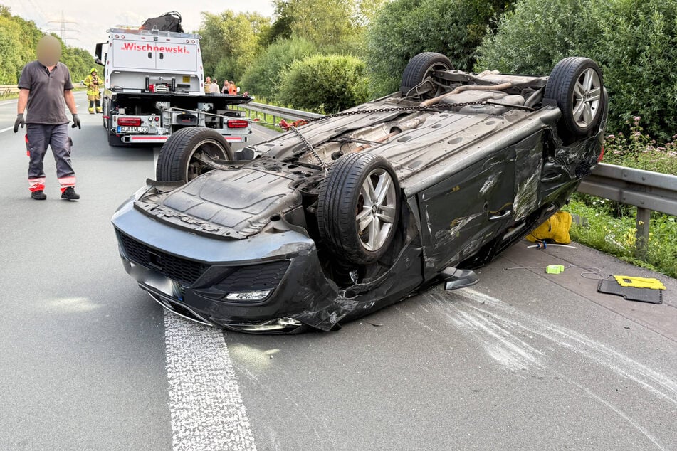 Zwei Autos waren an dem Unfall auf der A31 bei Bottrop beteiligt, eines davon überschlug sich.