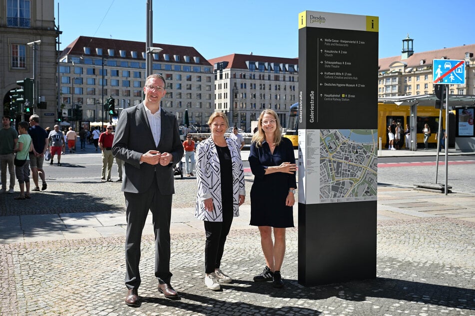 Dresdens Tourismusverbands-Chef Sebastian Klink (43, v. l.), Dresdens Marketingchefin Corinne Miseer (48) und Kulturbürgermeisterin Annekatrin Klepsch (47, Linke) freuen sich, mit den Fördermitteln des Bundes in Höhe von 600.000 Euro das neue touristische Fußgängerleitsystem einweihen zu können.