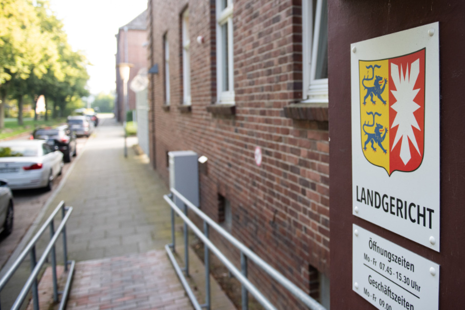 Vor dem Landgericht Lübeck muss sich ein 34-Jähriger erneut wegen des Angriffs auf seine Ex verantworten. (Archivbild)