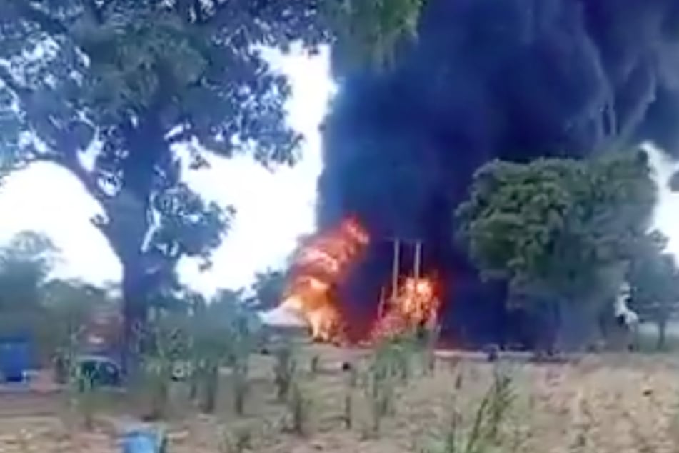 Ein Feuerball hatte sich gebildet, dichter Rauch stieg auf.